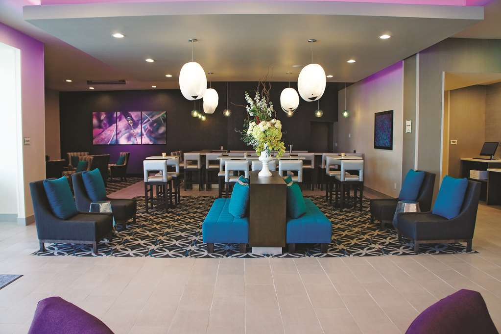 Hotel La Quinta By Wyndham La Plaza Mall 3*