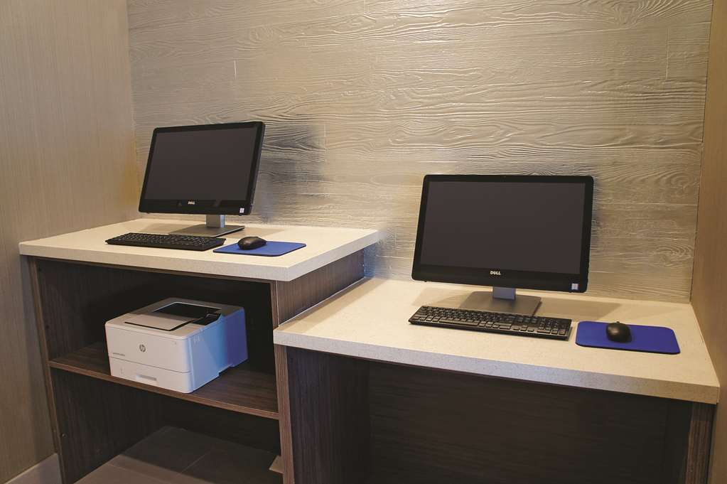 La Quinta By Wyndham La Plaza Mall Hotel